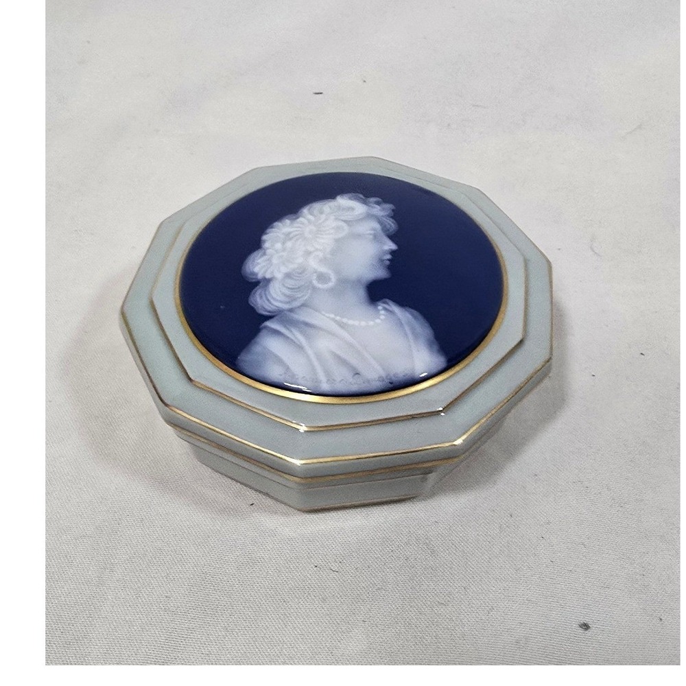 Antique Pate Sur Pate Limoge French Portrait Lid trinket jewelry box‎ porcelain